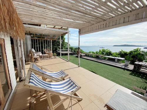 班克蘭的住宿－Chalianglom Resort Kohlarn，海景甲板上的两把椅子