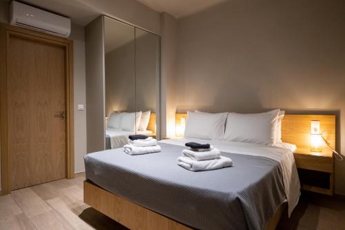 une chambre d'hôtel avec un lit et des serviettes. dans l'établissement Elia Didotou City Apartments, à Athènes