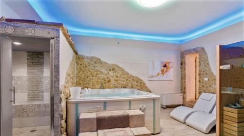 uma grande casa de banho com banheira e chuveiro em Aurora em Gubbio