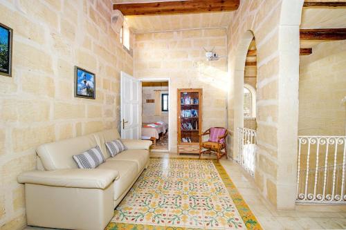 a living room with a couch and a rug at Gawhra Holiday Home in Xagħra