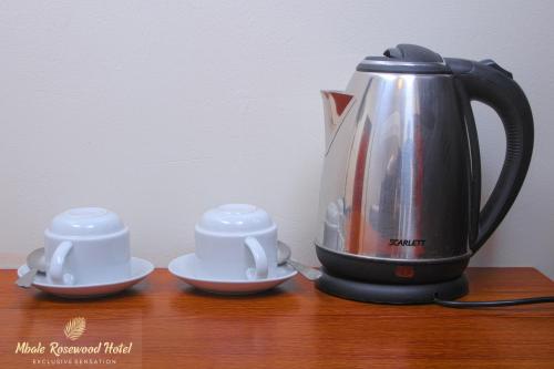 Принадлежности для чая и кофе в Mbale Rosewood Hotel