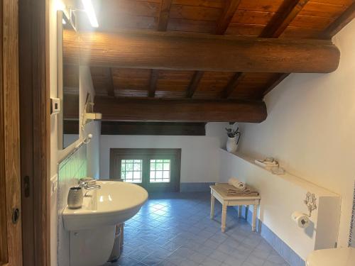 Albaspina BioAgriturismo في Monticello Conte Otto: حمام مع حوض ومرحاض
