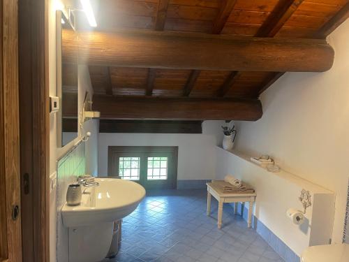 łazienka z umywalką i toaletą w obiekcie Albaspina BioAgriturismo w mieście Monticello Conte Otto
