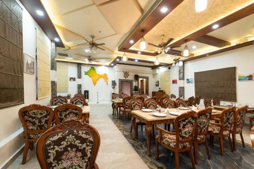 Shree Ganesha Palace Near Kashi Vishwanath Templeにあるレストランまたは飲食店