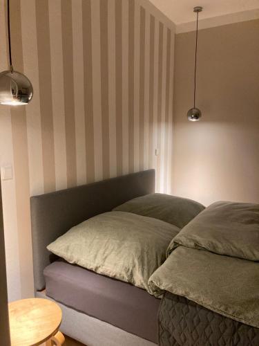 ein Schlafzimmer mit zwei Betten und einem Tisch in der Unterkunft jygge- hyggelige Ferienwohnung in Nordborg