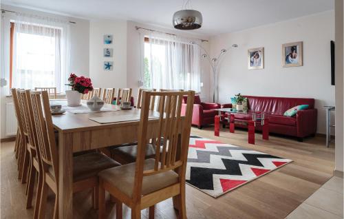 Un comedor y una sala de estar con mesa y sillas. en Amazing Home In Mielno With Wifi, en Mielno