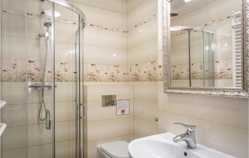 ミエルノにあるBeautiful Home In Mielno With Wifiのバスルーム(シャワー、洗面台、トイレ付)