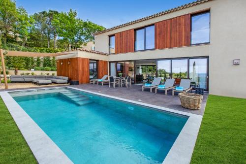 une piscine dans l'arrière-cour d'une maison dans l'établissement Villa Sagittaire, à Saint-Tropez