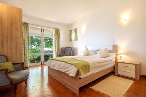 a bedroom with a large bed and a window at Villa Mirembe in Luz