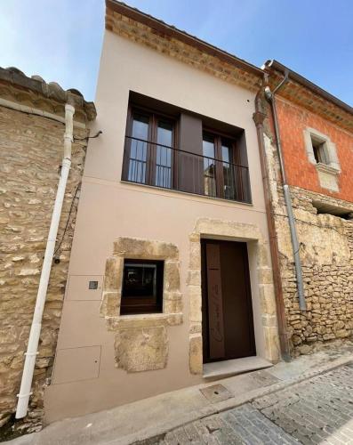 un edificio con un perro sentado en un balcón en Casa Rural L'Alba, en Catí