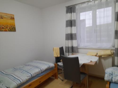 Habitación con cama, escritorio y ventana. en Appartment für 4 bis 8 Personen, en Bad Zell
