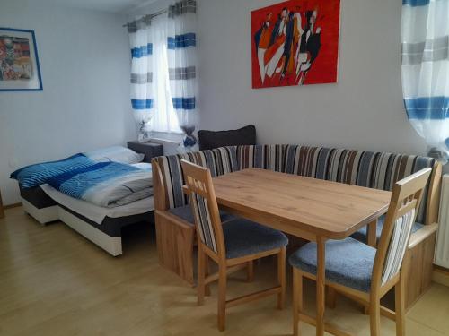 ein Wohnzimmer mit einem Tisch und einem Sofa mit einem Bett in der Unterkunft Appartment für 4 bis 8 Personen in Bad Zell