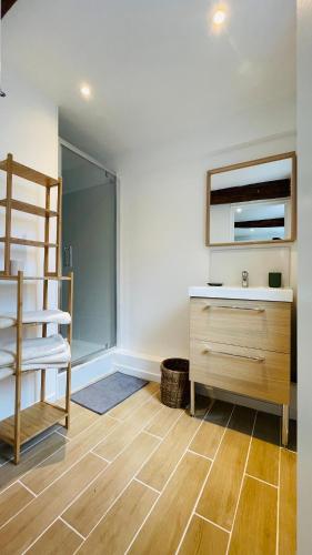 Cette chambre dispose d'un escalier, d'une commode et d'un miroir. dans l'établissement Le Champs des Oiseaux, à Rouen