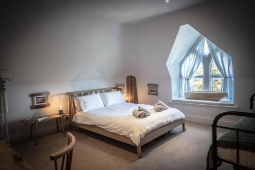 - une chambre avec un lit avec deux animaux rembourrés dans l'établissement Victorian Penthouse with panoramic sea views, à Ilfracombe