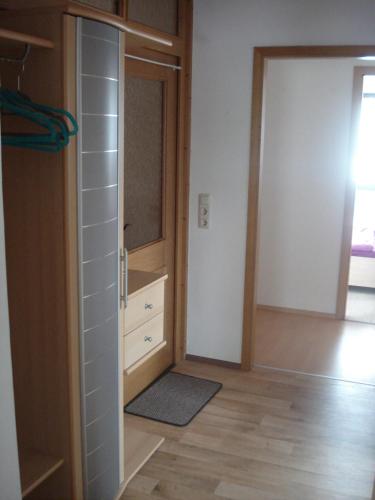 Habitación con armario, vestidor y puerta. en Ferienwohnung Auris en Cranzahl