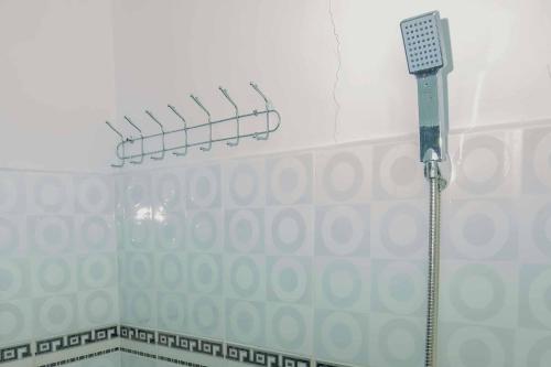 a shower in a bathroom with a shower at Zazadior Residence Syariah near Pantai Padang Mitra RedDoorz in Padang