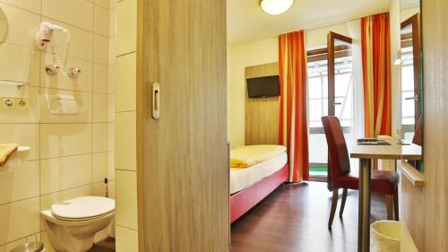 Koupelna v ubytování Hotel KRONE Garni