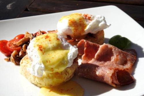 Makanan di atau di tempat lain dekat losmen