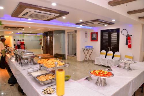 een buffettafel met eten op de kamer bij Reliable Inn in Calcutta