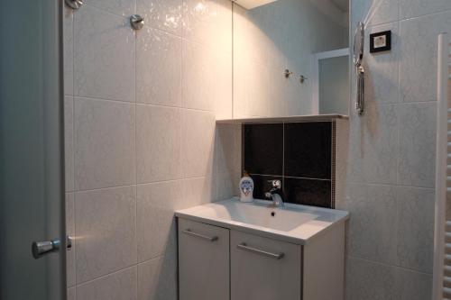 un baño con lavabo y ducha en Luwiana Suites, en Liubliana