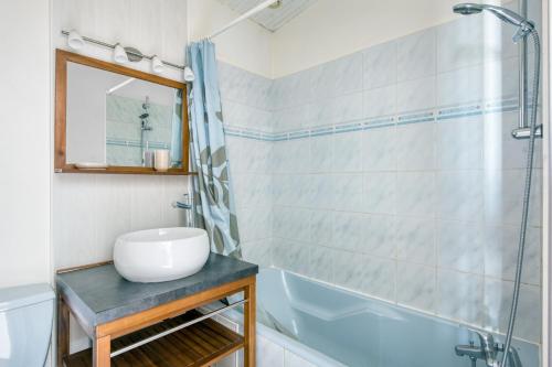 une salle de bain avec un lavabo et une douche dans l'établissement Studio Cyclade, proche du port de Saint Martin, à Saint-Martin-de-Ré