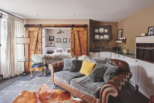 salon z kanapą i sypialnią w obiekcie Mimosa Cottage w mieście Rhoose