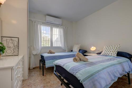 Posteľ alebo postele v izbe v ubytovaní 2 Bed Apartment w/Pool close to Beach + Amenities