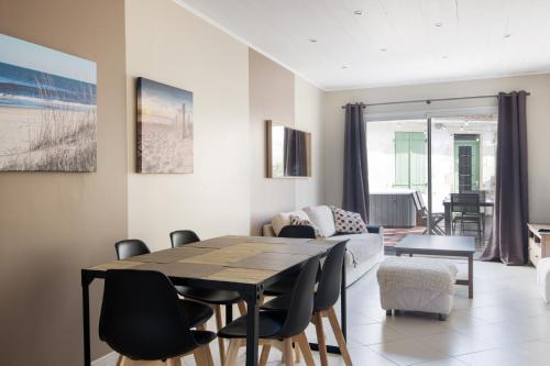 un salon avec une table, des chaises et un canapé dans l'établissement Maison de village 