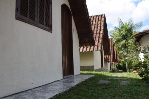 an open door of a house with a yard at Pousada Portal de Lumiar in Lumiar