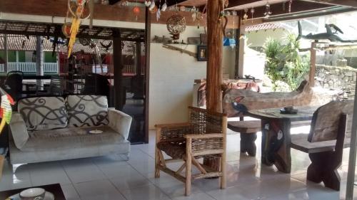 ein Esszimmer mit einem Tisch und Stühlen in einem Zimmer in der Unterkunft Pousada Portal de Lumiar in Lumiar