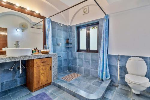 Koupelna v ubytování Casa Saipem with River View & Kitchen access by StayVista