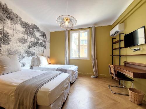 une chambre d'hôtel avec deux lits et un piano dans l'établissement Nestor&Jeeves - PORT LYMPIA - Port area - Close Old Town, à Nice