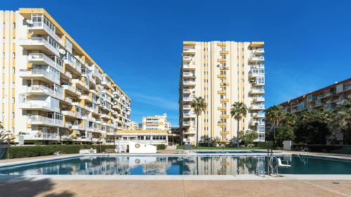 basen przed dwoma wysokimi budynkami w obiekcie 797 Holiday Rentals- Luminoso estudio en Arroyo de la Miel w mieście Benalmádena