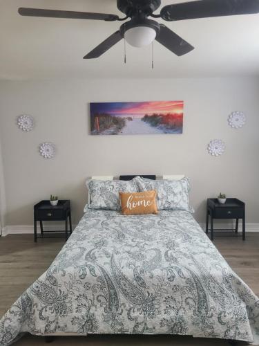 een slaapkamer met een bed en een plafondventilator bij Diamond 4 in Tampa