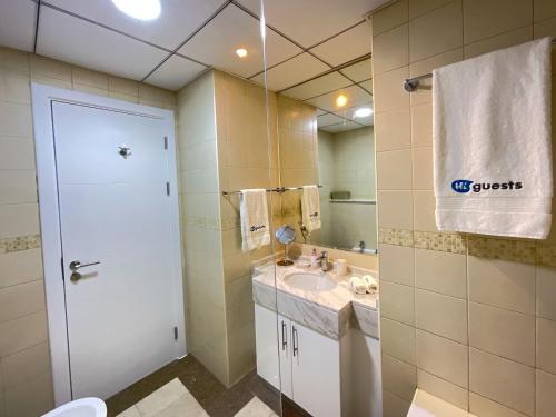 La salle de bains est pourvue d'un lavabo, de toilettes et d'un miroir. dans l'établissement HiGuests - Incredible apartment at the top of Dubai Marina, à Dubaï