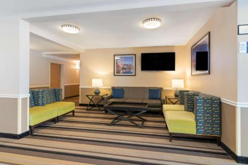 a hotel lobby with couches and a waiting room at Best Western PLUS Executive Court Inn & Conference Center in Manchester