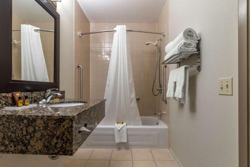 y baño con bañera, lavamanos y ducha. en Best Western Plus Pembina Inn & Suites en Winnipeg