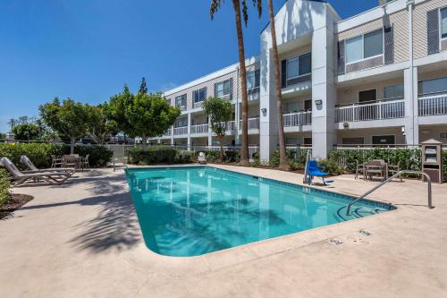 a swimming pool in front of a building at Quality Inn Placentia Anaheim Fullerton in Placentia