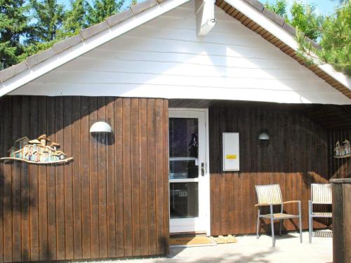 Ansagerにある6 person holiday home in Ansagerの白い屋根の木造家屋、パティオ