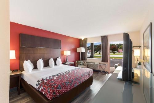 a hotel room with a bed with a red wall at Econo Lodge North Washington in Washington