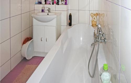 W łazience znajduje się wanna i umywalka. w obiekcie Amazing Home In Molza With 2 Bedrooms w mieście Molza