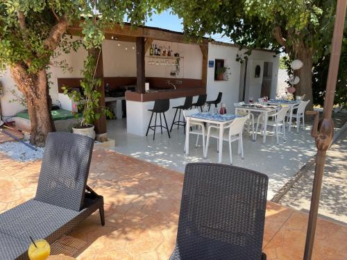 a patio with chairs and tables and a bar at casa de vicky in El Puerto de Santa María