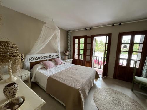 A bed or beds in a room at Estepona - Playa - Villa de 2 dormitorios en urbanización cerca del mar