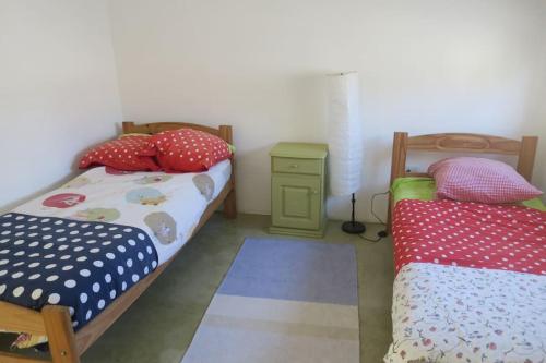 1 dormitorio con 2 camas individuales y mesita de noche en Spacious house with garden, La Plata center. en La Plata