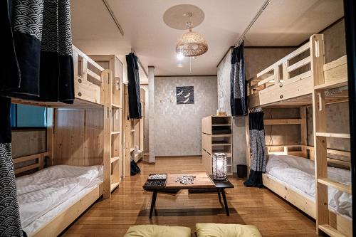 京都市にある久宿　白川の二段ベッド4台とテーブルが備わる客室です。