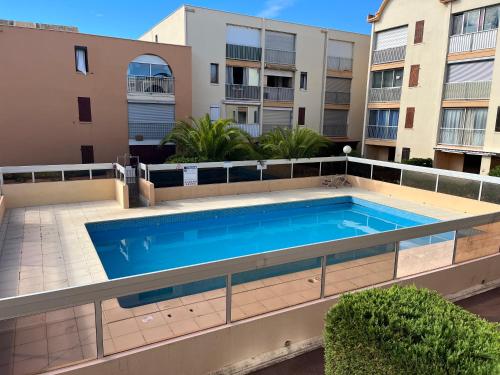 une piscine sur le toit d'un immeuble dans l'établissement Appartement T2 Gruissan port, rive gauche, à Gruissan