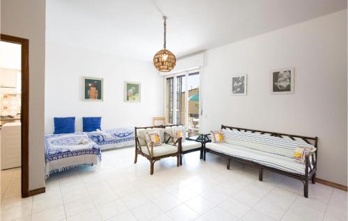een woonkamer met 2 banken en een bank bij Amazing Apartment In Cetraro With Kitchen in Cetraro