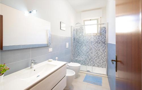 y baño con lavabo, aseo y ducha. en Amazing Apartment In Cetraro With Kitchen, en Cetraro