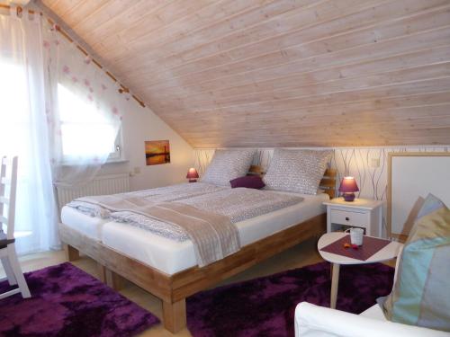 1 dormitorio con 1 cama grande y techo de madera en Göttliche Vogelstimmen Gäste aus 57 Nationen, en Bad Boll