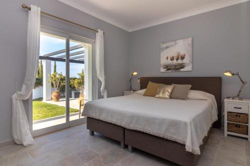 A bed or beds in a room at Villa Ocean Blue Ocean views Walk to beach Pool